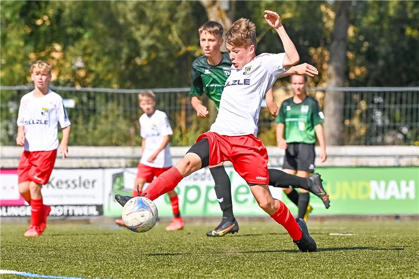 Jugendfußball im Blick: Schwarz-Gelbe starten mit Derby-Sieg