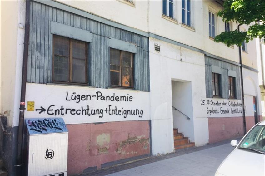 Unbekannte sprühen Parolen an Testcontainer und Häuserfassaden in der Balinger Innenstadt