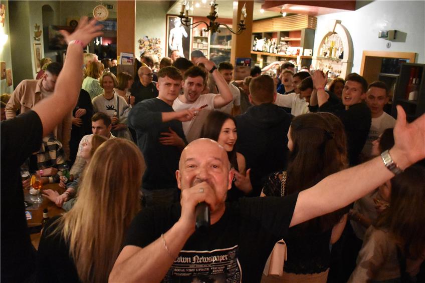 Albstadts Kneipennacht ein voller Erfolg: Partygänger „tanzen in den Mai“