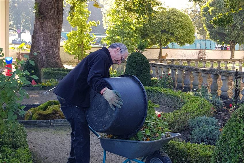 Jäten, schrubben und hacken: Ehrenamtliche sind im Geislinger Schlosspark im Einsatz
