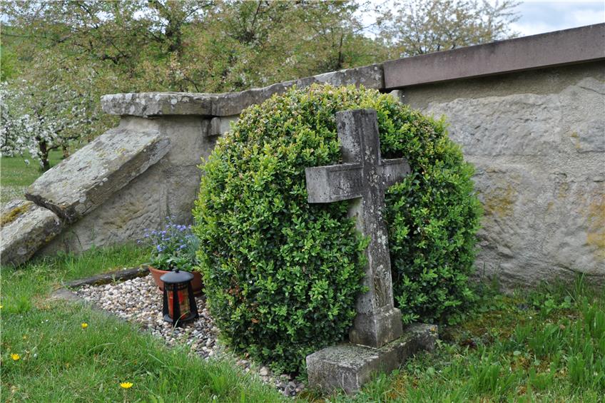 Verwittertes Grab auf dem Leidringer Friedhof erinnert an das Ende des Zweiten Weltkrieges