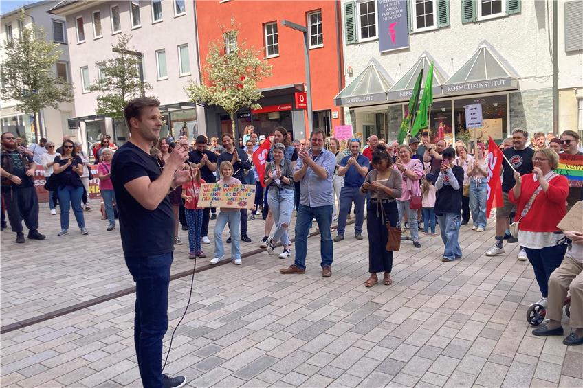 Kundgebung in der Ebinger Marktstraße: „Was uns eint, ist: Wir sind gegen Rechts“