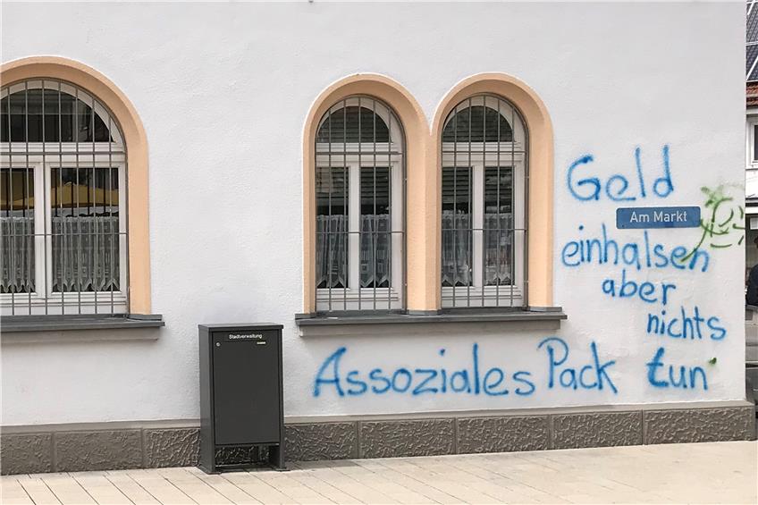Zwei Sprayer verschandeln das Tailfinger Rathaus samt Polizeiposten mit Graffitisprüchen