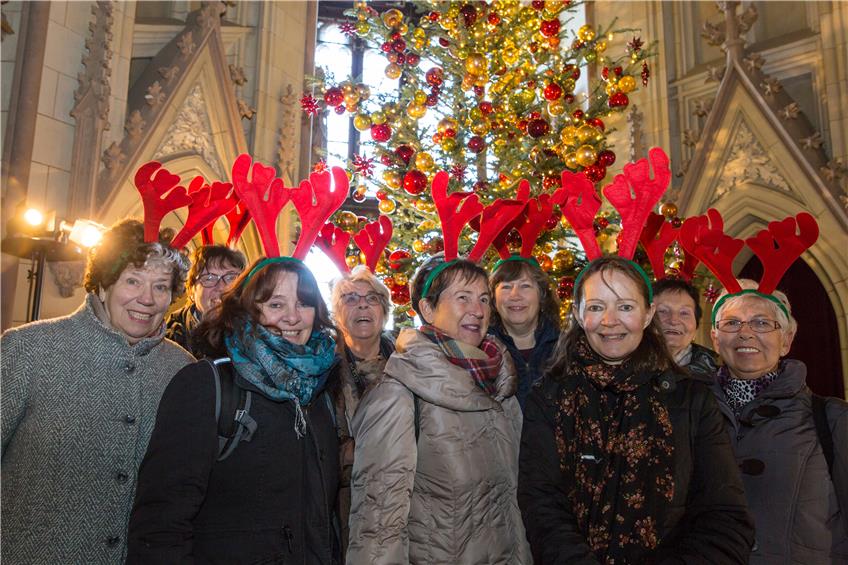 Weihnachtlich für alle Sinne: Besucher aus nah und fern bei Weihnachtsmarkt auf der Burg