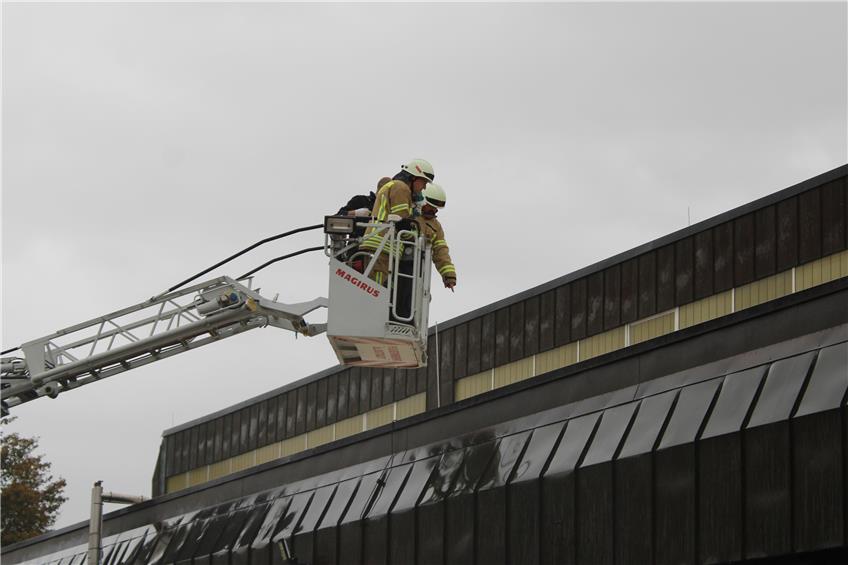 Fremdenfeindliche Aktion bei Ebinger Kreissporthalle: Rauchpatrone und Banner auf dem Dach