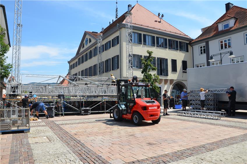 Auf dem Balinger Marktplatz wächst die Bühne für das Open-Air-Wochenende in den Himmel