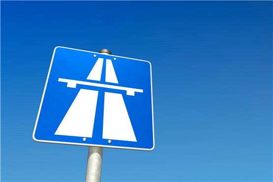 Auto fährt rückwärts auf A81 bei Rottweil: Vollbremsung und Ausweichmanöver verhindern Unfall