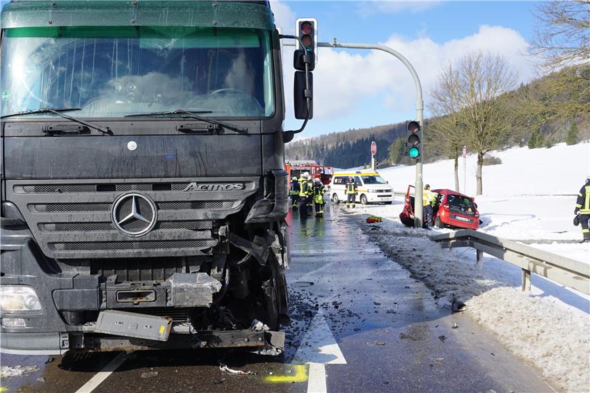 Nach Unfall von Lastwagen mit Kleinwagen auf der B 463 bei Straßberg: Polizei sucht Zeugen
