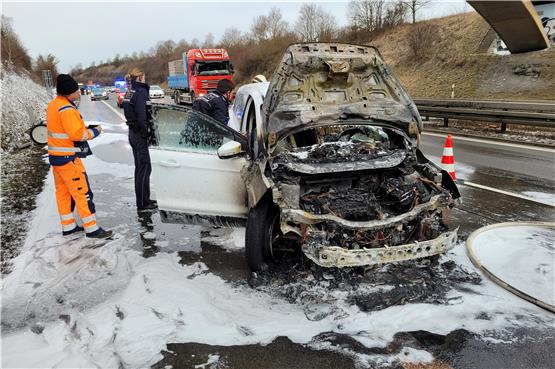 Auto brennt: B27 bei Bisingen muss kurzzeitig voll gesperrt werden