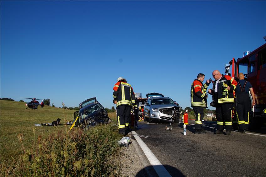 Autos stoßen frontal zusammen: Zwei Verletzte bei schwerem Unfall auf der B27 bei Erzingen