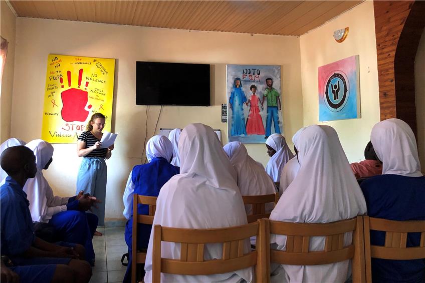 Junge Rosenfelderin Julia Sieber setzt sich in Gambia für Feminismus und Frauenrechte ein
