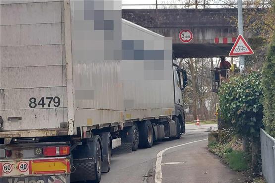 Lastwagen bleibt unter Eisenbahnbrücke in Engstlatt hängen
