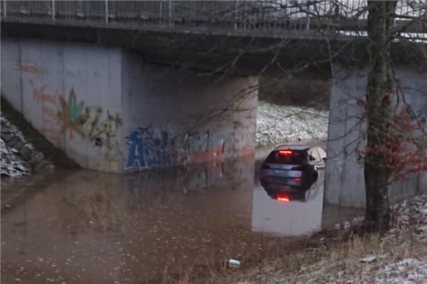 Auto steht unter Wasser: Schömberger Feuerwehr rückt wegen Hagelunwetter zweimal aus