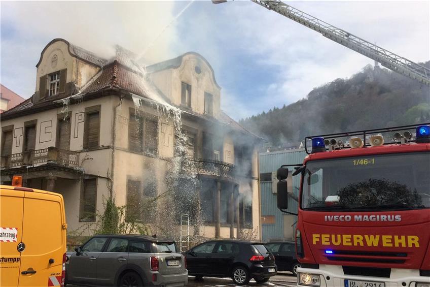 Großeinsatz in Ebingen: Denkmalgeschützte Villa Maag steht in Flammen