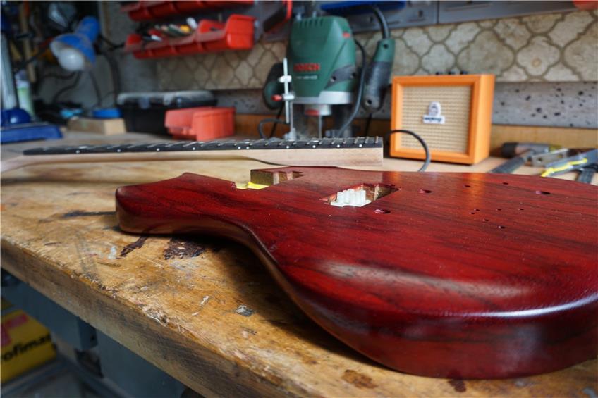 Ein Buchgeschenk der Freundin hat den Geislinger Chritte zum Gitarrenbauen gebracht