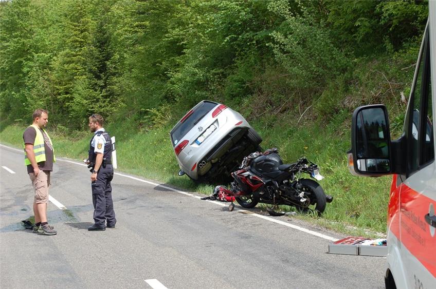 Schwerer Unfall bei Ringingen: Motorrad prallt gegen Auto