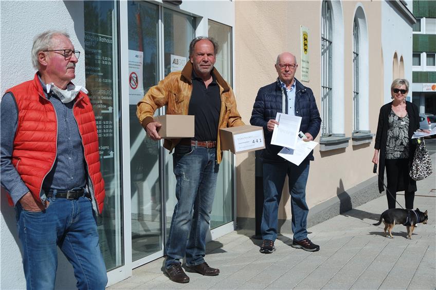 Lautlinger Bürgerinitiative gibt beim Tailfinger Rathaus ein Paket mit 441 Einwendungen ab