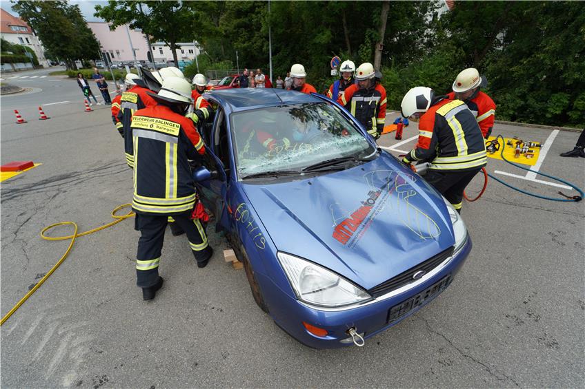 So sieht es aus, wenn die Balinger Feuerwehr Verletzte aus einem Unfallauto schneidet
