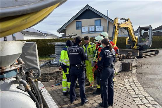 Massiver Gasaustritt in Bisingen? Baggerfahrer beschädigt Hochdruckleitung in der Albstraße