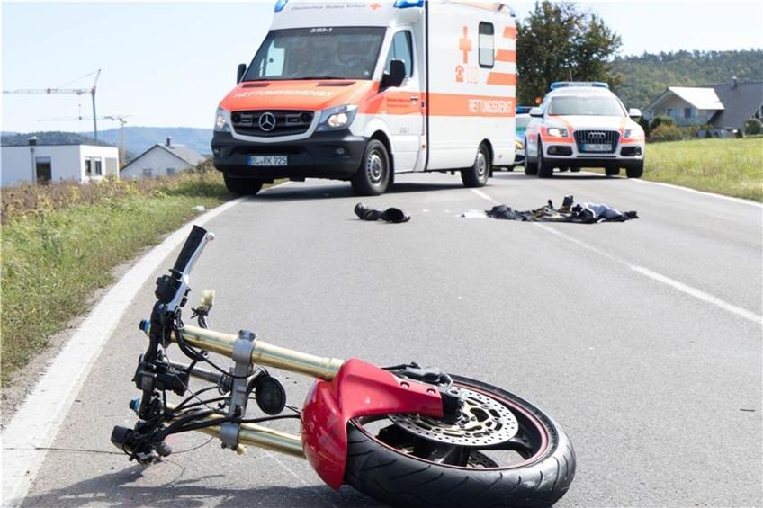 Schwerer Unfall bei Rangendingen: Fahrer springt von schlingerndem Motorrad ab – Lebensgefahr