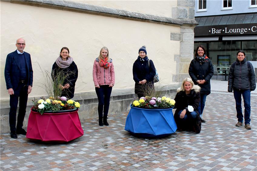 Projektpartner weihen bunte Pflanzkübel ein, die Lust auf die Gartenschau in Balingen machen