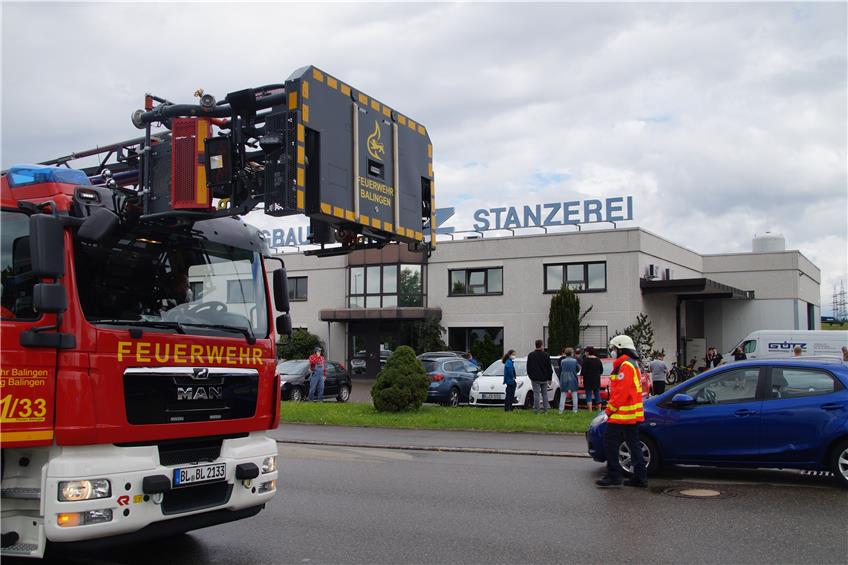 Stanzmaschine gerät in Brand: Feuerwehr bei Werkzeugbau-Firma in Engstlatt im Einsatz