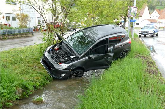 Wegen Hagels: Frau rutscht in Oberdigisheim von der Straße ab und landet mit Auto im Bach