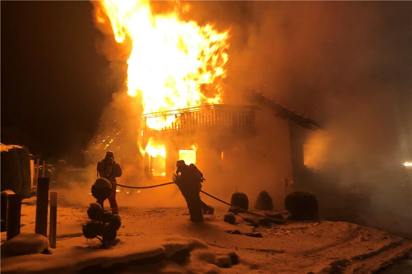 Wohnhaus steht in Flammen: zwei Tote bei Brand in Binsdorf