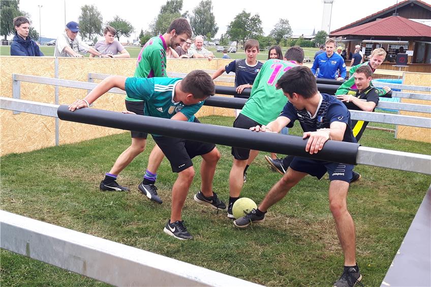 Dreitägiges Sportfest in Brittheim endet mit einem Human-Tischkicker-Turnier