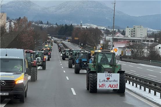 „Nicht mit uns“: Kreisbauernverband plant für Freitag weiteren Traktorkonvoi auf der B27