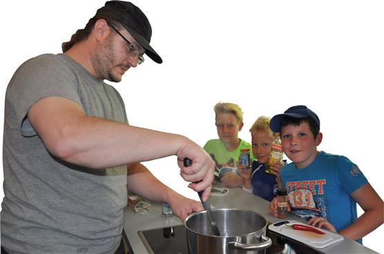 Im Kinder- und Jugendbüro kochen und spielen die Kids in den Ferien