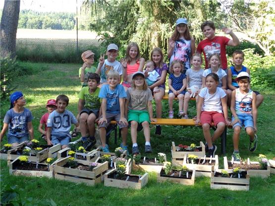 Im Minigarten der Schüler wachsen Kräuter und blühen Hortensien