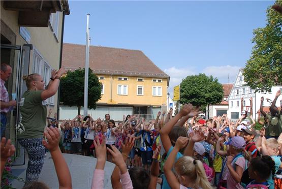 Ferienspielkinder machen vor dem Rathaus lautstark auf sich aufmerksam