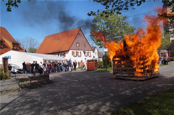Übung: Jugendfeuerwehr Dotternhausen löscht die Holzhütte