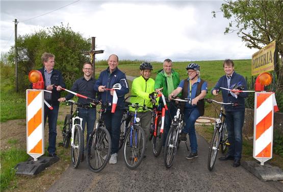 Politiker eröffnen Radweg nach Binsdorf