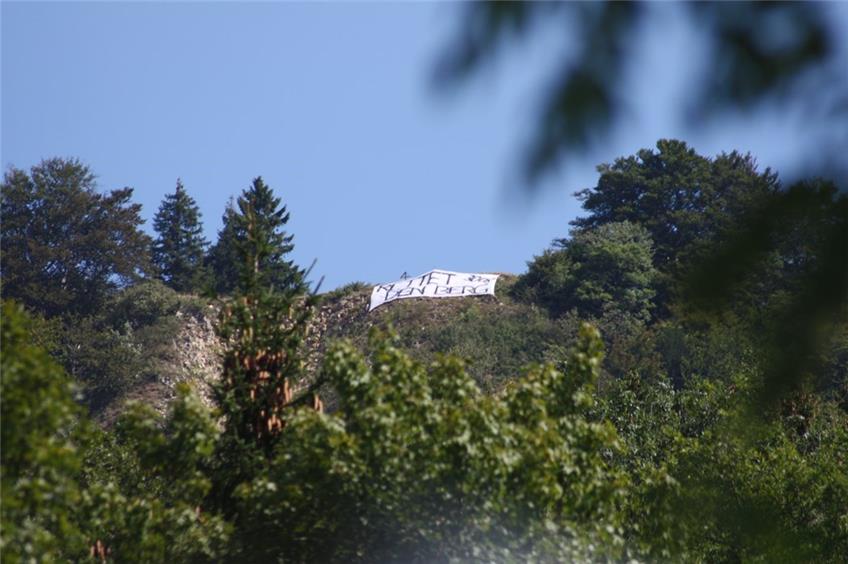 „Rettet den Berg“: An der Steilkante des Plettenbergs hängt ein großes Plakat
