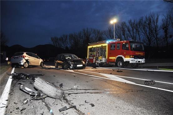 Trümmerfeld nach schwerem Unfall auf B 463 bei Weilstetten