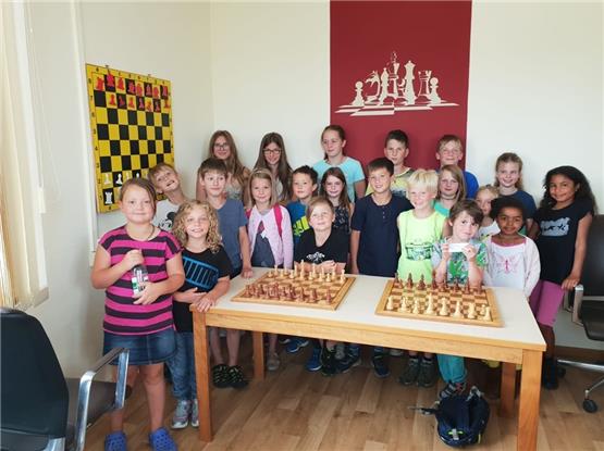 Kinder lernen das Schachspiel beim Sommerferienprogramm