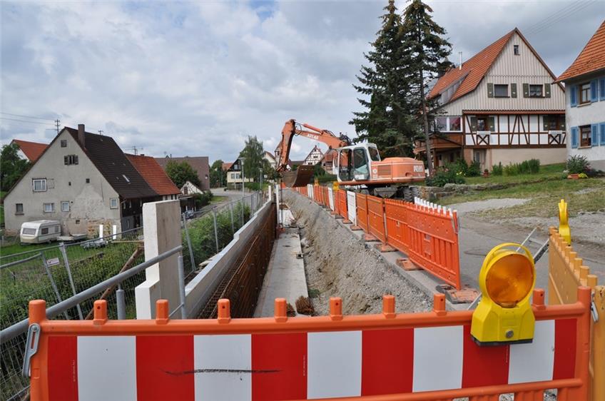 Die Sanierung der Stützmauer in der Täbinger Bergstraße läuft