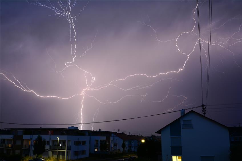 Blitzeinschläge lassen kurzzeitig Stromkreise in Meßstetten, Nusplingen und Hausen am Tann ausfallen
