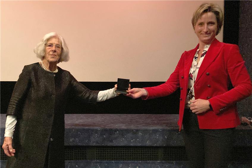 Überraschung im Kino: Ministerin Hoffmeister-Kraut überreicht Brigitte Wagner die Staufermedaille