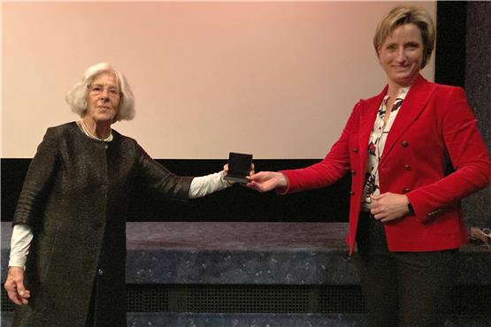 Überraschung im Kino: Ministerin Hoffmeister-Kraut überreicht Brigitte Wagner die Staufermedaille