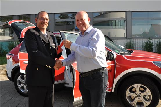 „I pass druff uff“: Chef der Geislinger Feuerwehr bekommt Dienstwagen mit Hybridantrieb