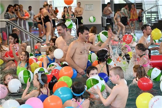 350 Badegäste setzen mit „Downtown“ ein Zeichen für Inklusion in Hechingen