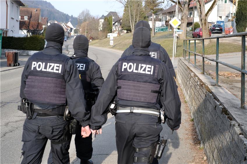 Die Fahnder schlagen im Morgengrauen zu: Bundespolizei durchsucht Häuser in Albstadt