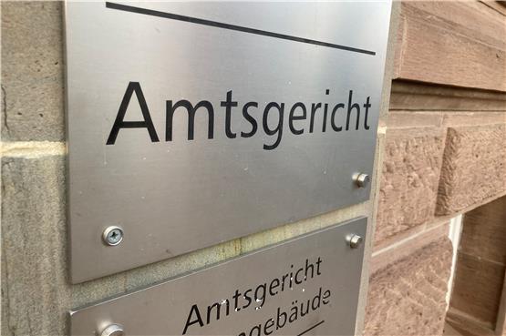 Einer gesteht, zwei leugnen: Ein Trio steht wegen Kreditbetrugs vor dem Hechinger Amtsgericht