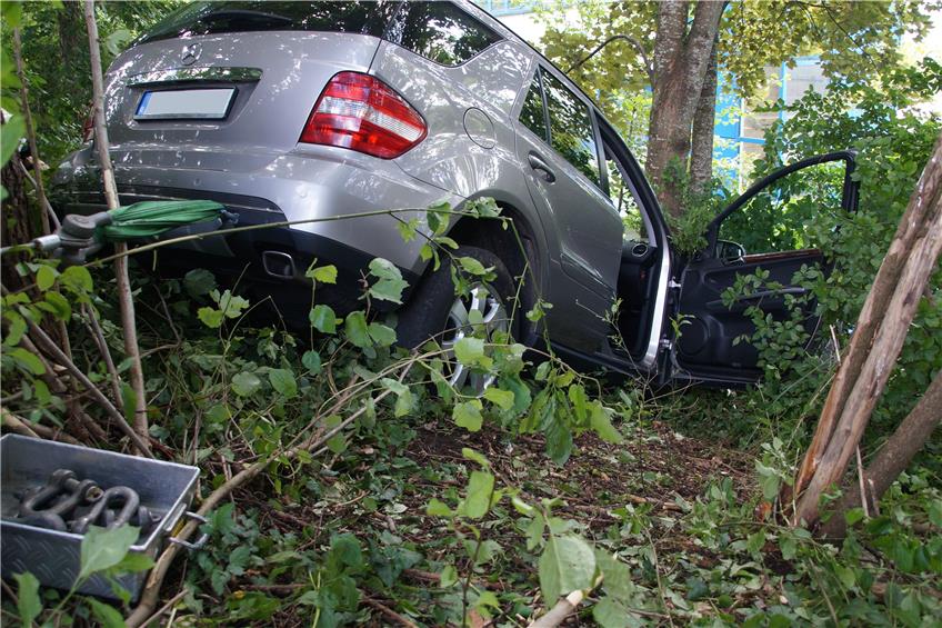 Autofahrer kommt bei Ebingen von der Straße ab – Unfallursache womöglich medizinischer Notfall