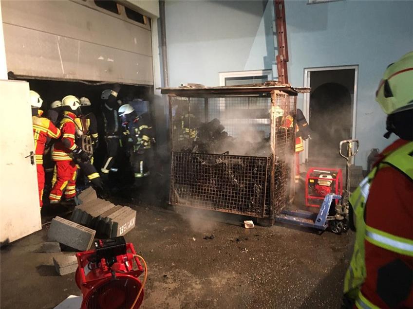 Brennholz-Container gerät in Autowerkstatt in Dotternhausen in Brand