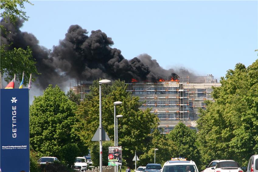 Feuer bei Bentley in Hechingen: Bitumenarbeiten setzen ganzes Dach in Brand