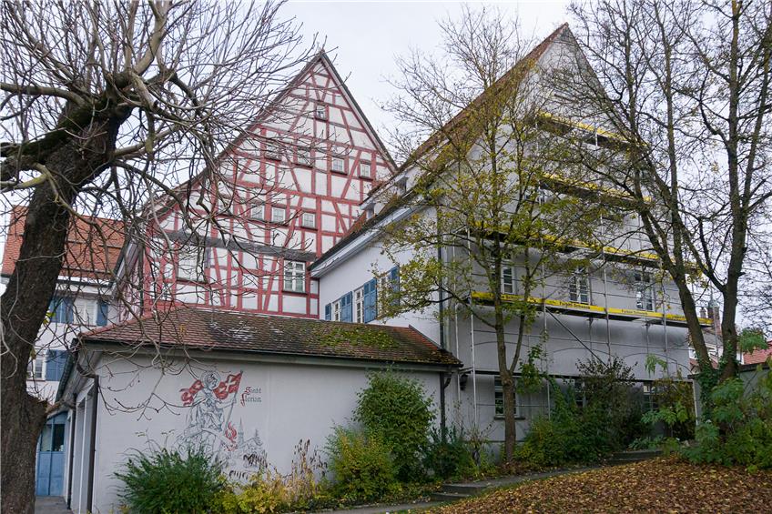 Alu, Holz oder Plastik: Schömberger Gemeinderat vertagt Fenstervergabe für „Alte Schule“